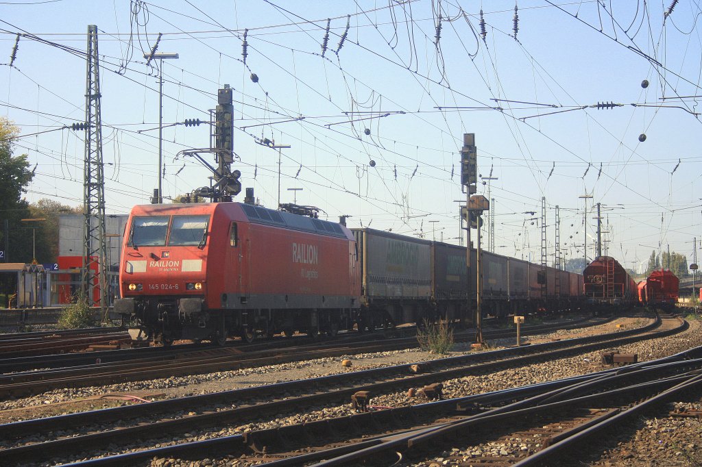 Die 145 024-6 von Railion fhrt mit einem LKW-Ambrogio-Zug aus Muizen(B) nach Gallarate (I) bei Ausfahrt in Aachen-West bei Sommerwetter.
1.10.2011