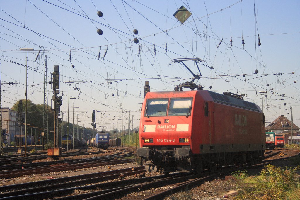 Die 145 024-6 von Railion rangiert in Aachen-West im Hintergrund steht die Class 66 PB15 von Ascendos Rail Leasing  mit einem Autozug und ein 145 CL-203 von Crossrail steht bei Sommerwetter.
1.10.2011.