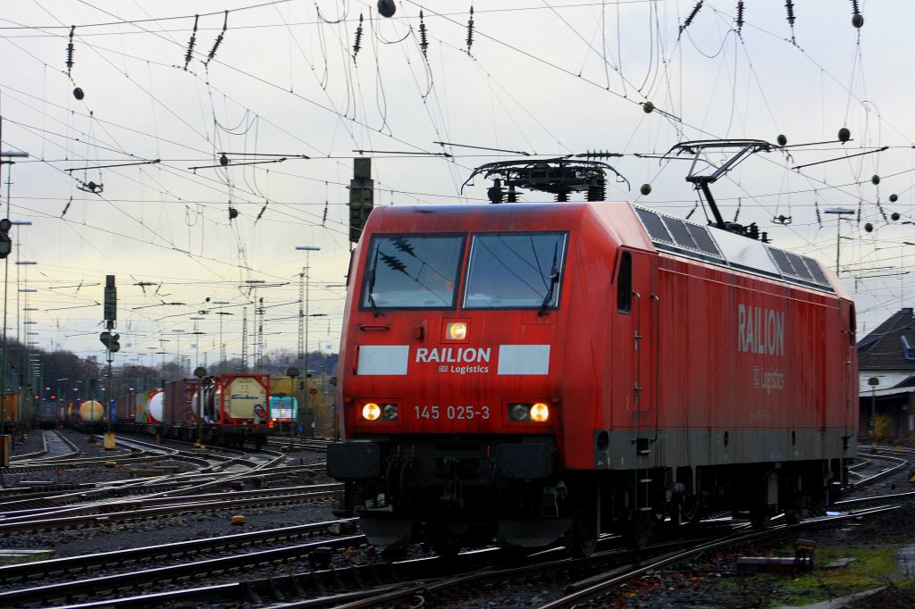 Die 145 025-3 von Railion rangiert in Aachen-West.
3.12.2011