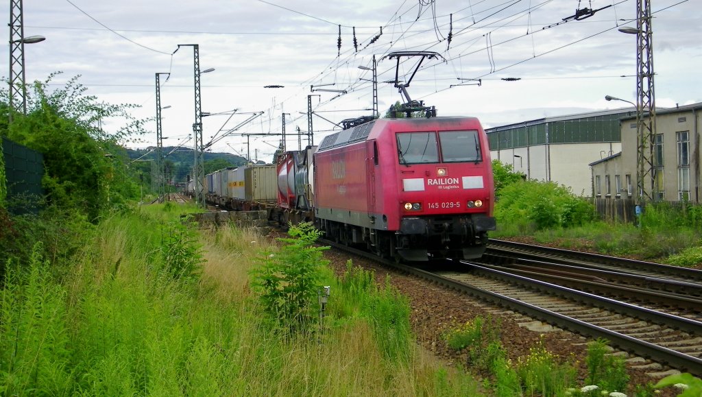 die 145 029-5 mit einem gemischten Gz hier kurz vor dem Bahnbergang Cossebaude (Sachsen) in Richtung Dresden, 14.7.12 