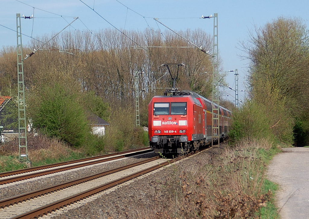 Die 145 039-4 schiebt hier einen RE4 Verband in Richtung Neuss und ist kurz vor Kleinenbroich zu sehen and diesem Samstag den 2. April 2011.