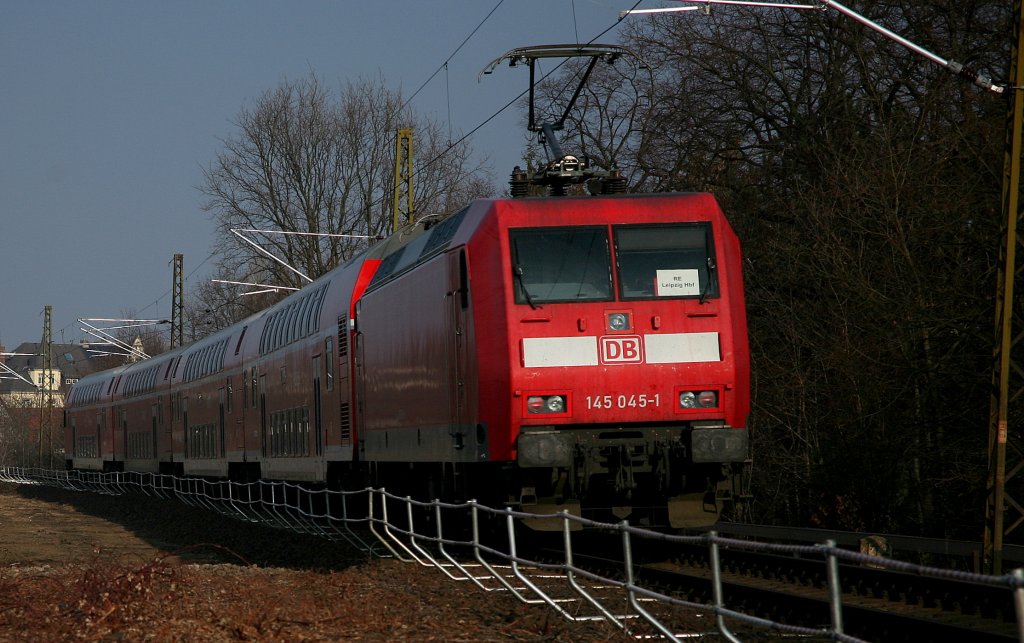Die 145 045 - 1 auf ihre t�glichen Runde mit dem RE SAXONIA zwischen  Dresden Hbf  und  Leipzig, hier geade an einer LF im Baustellenbereich zwischen Radebeul Ost und Dresden Neustadt.  Da sie �ber keine Zielanzeige  verf�gt , steht ein Schild inder linken Frontscheibe.   