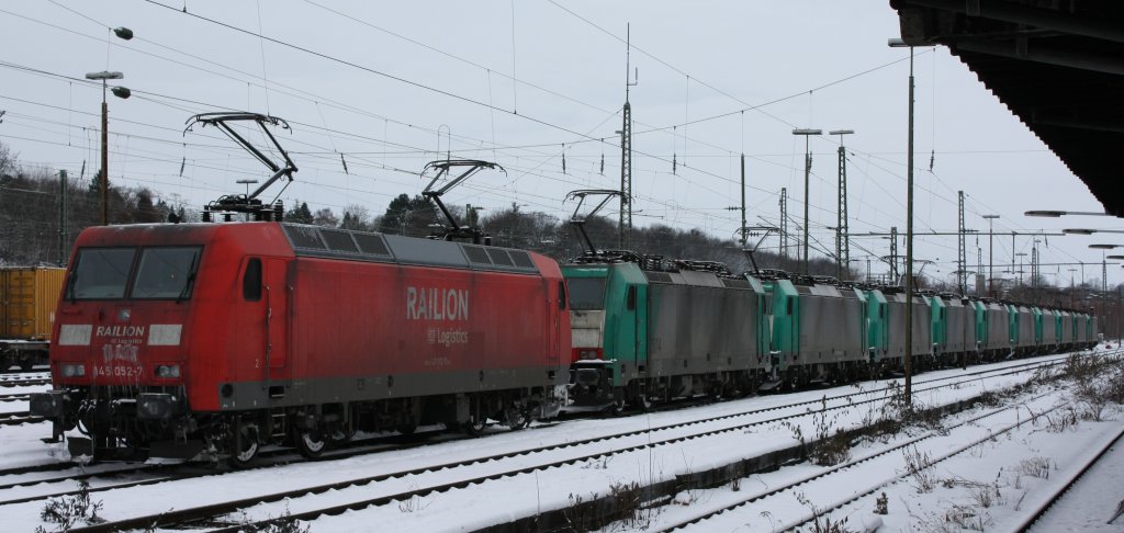 Die 145 052-7 stand am 19.12.2010 mit 10 weiteren 186ern in Aachen West abgestellt.
