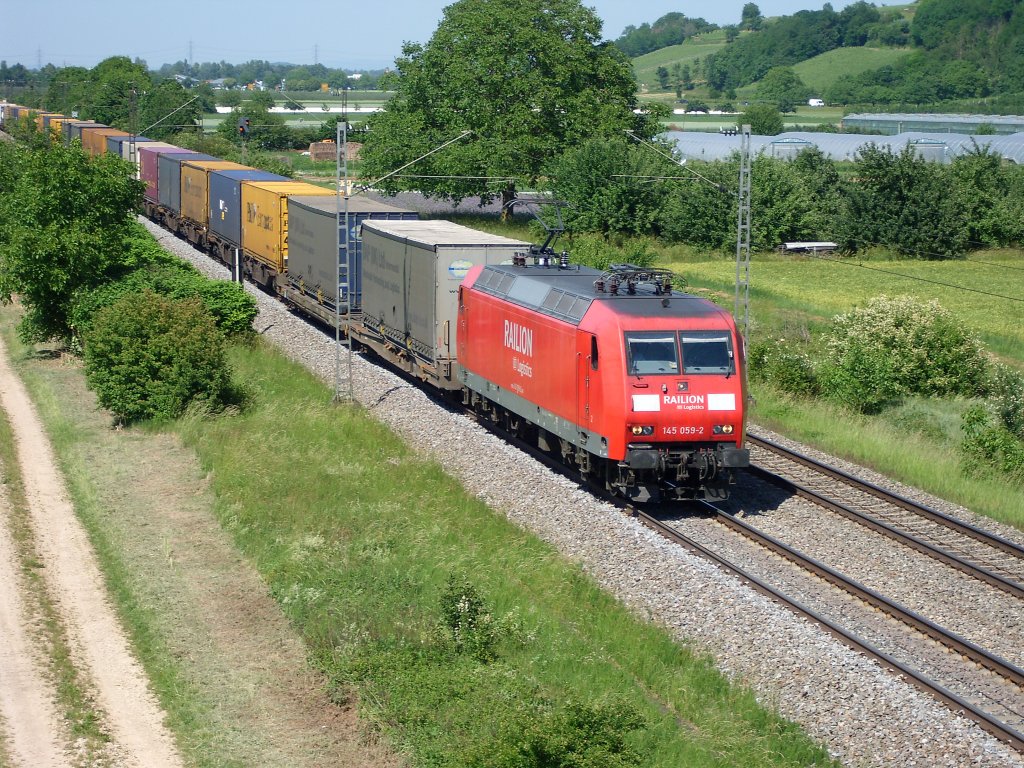 Die 145 059-2 vor einem LZB-Block in der Nhe von Mllheim. 
In Mllheim ist am 20.05.11 ein GZ mit Gefahrgut entgleist, der das Gleisbett und die Oberleitung komplett zerstrte. Bis am Abend des 25.05.11 war der Bahnsteig 2+5 komplett gesperrt. Alle Zge Richtung Basel mussten auf das Gegengleis wechseln.
