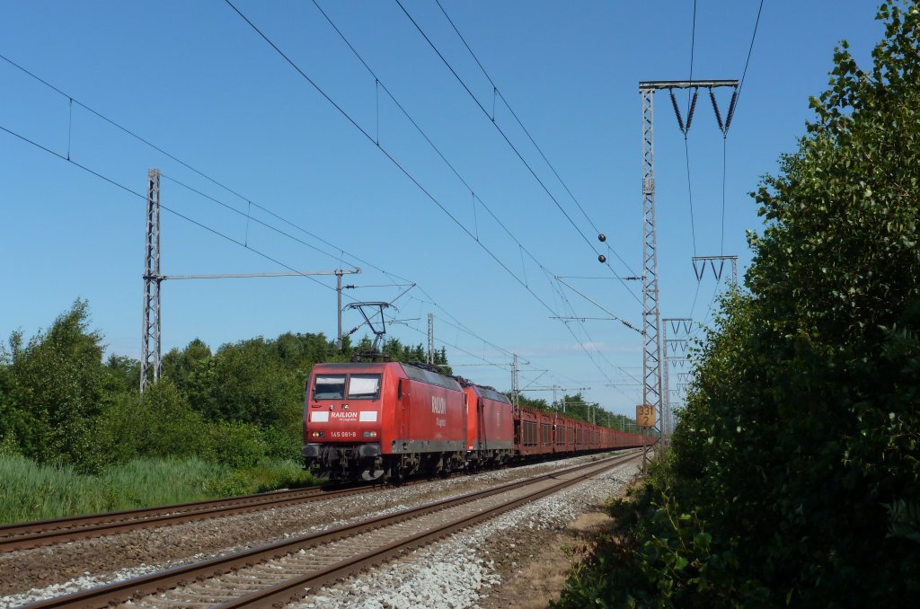 Die 145 061-8 fuhr am 07.07.2012 mit einer 185 im Schlepp und einem Autozug von Emden nach Osnabrck, hier in Neermoor.