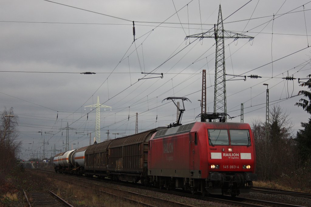 Die 145 070 zieht am 28.12.11 einen kut´rzen Gterzug durch Ratingen-Lintorf.