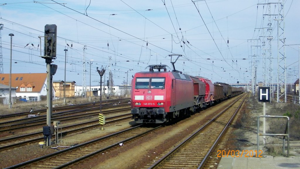 die 145 072-5 bringt am 20.3.12 einen gemischten Gterzug aus Richtung Cottbus nach Senftenberg
