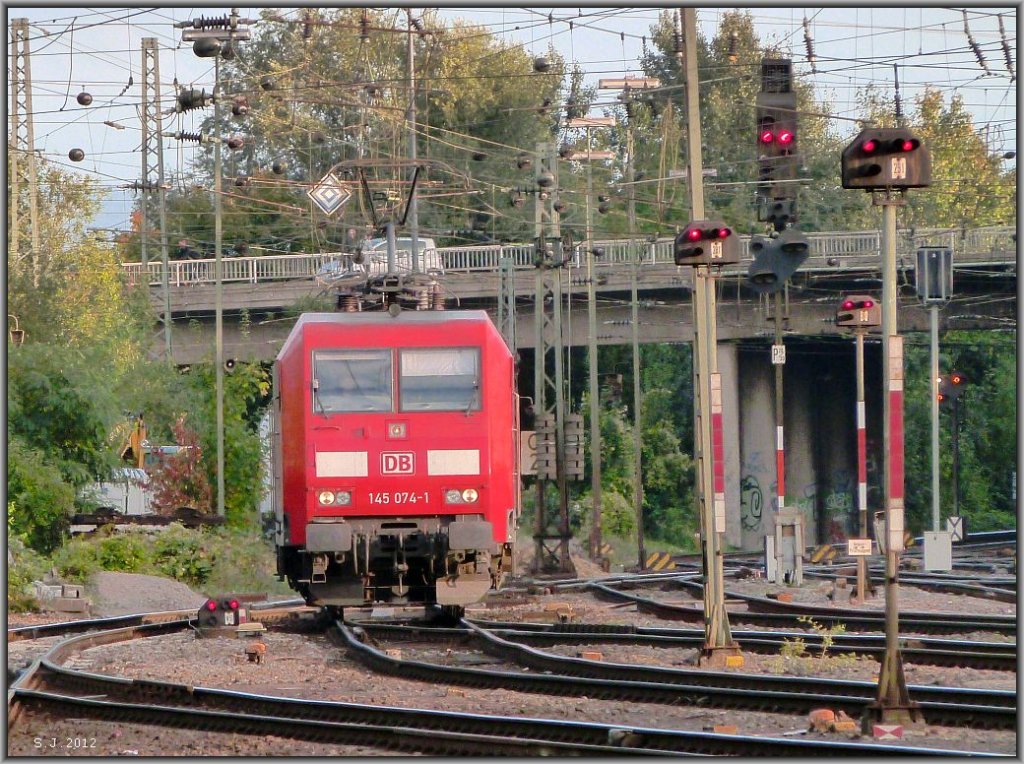 Die 145 074-1 macht f�r heute Feierabend. Noch schnell ins richtige Gleis und dann
in die Abstellgruppe. Location: Aachen West im Oktober 2012.
