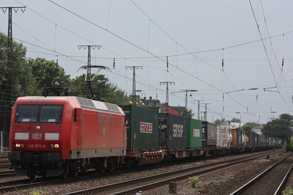 Die 145 075 zog am 24.8.11 einen Containerwgenzug durch K�ln-West.