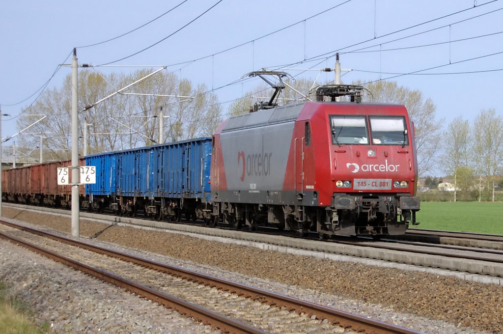 Die 145 - CL 001 der Arcelor mit offenen Gterwagen zwischen Growudicke und Rathenow. 20.04.2010