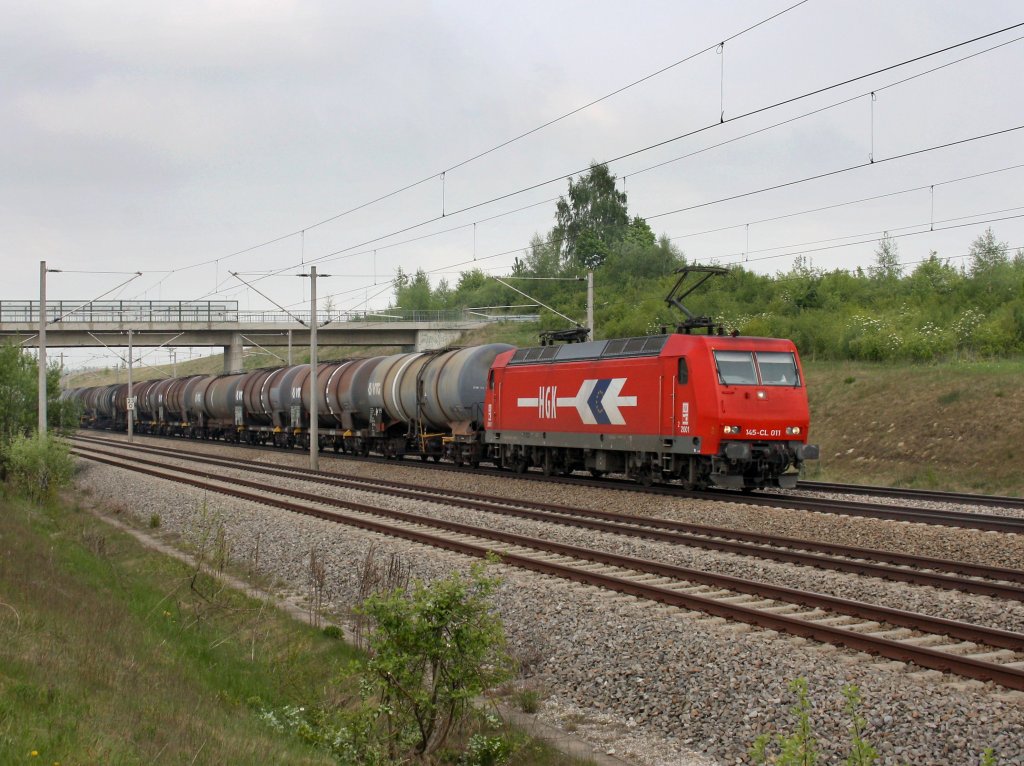 Die 145-CL 011 am 28.04.2011 mit einem Kesselwagenzug unterwegs bei Hebertshausen. 