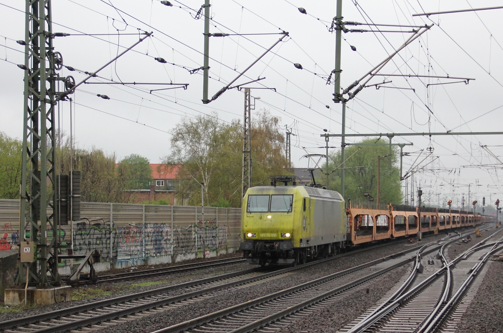 Die 145-CL 031 knnte auch mal wieder eine Wsche vertragen. Hier kommt sie mit leeren Autotransportwagen aus Richtung Seelze. Aufgenommen am 27.04.2013 in Hannover-Linden/Fischerhof.