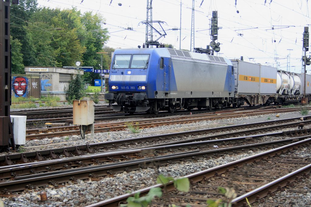 Die 145 CL-203 von Crossrail fhrt mit einem Containerzug von Aachen-West nach Italien ber Kln bei Sonne und Wolken.
17.9.2011.