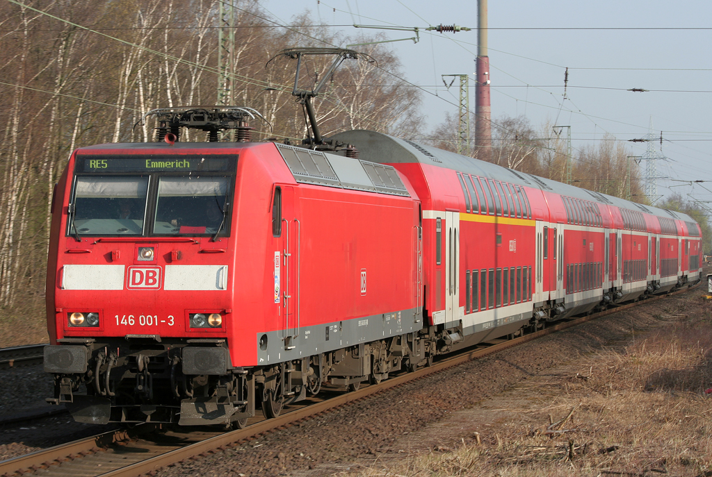 Die 146 001-3 zieht den RE5 von Koblenz nach Emmerich in Dinslaken ein am 29.03.2011