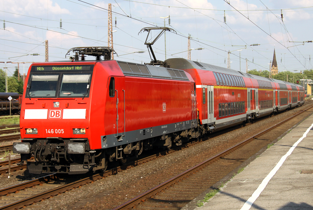 Die 146 005 mit dem gedrehten RE6 von Minden nach Dsseldorf durch Mlheim Styrum am 28.05.2012