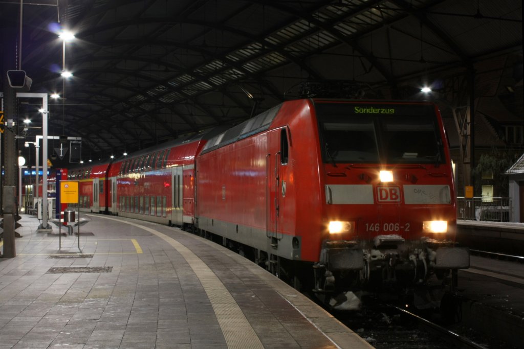 Die 146 006-2 am 14.12.2010 mit dem RE1 Hamm in Aachen Hbf.