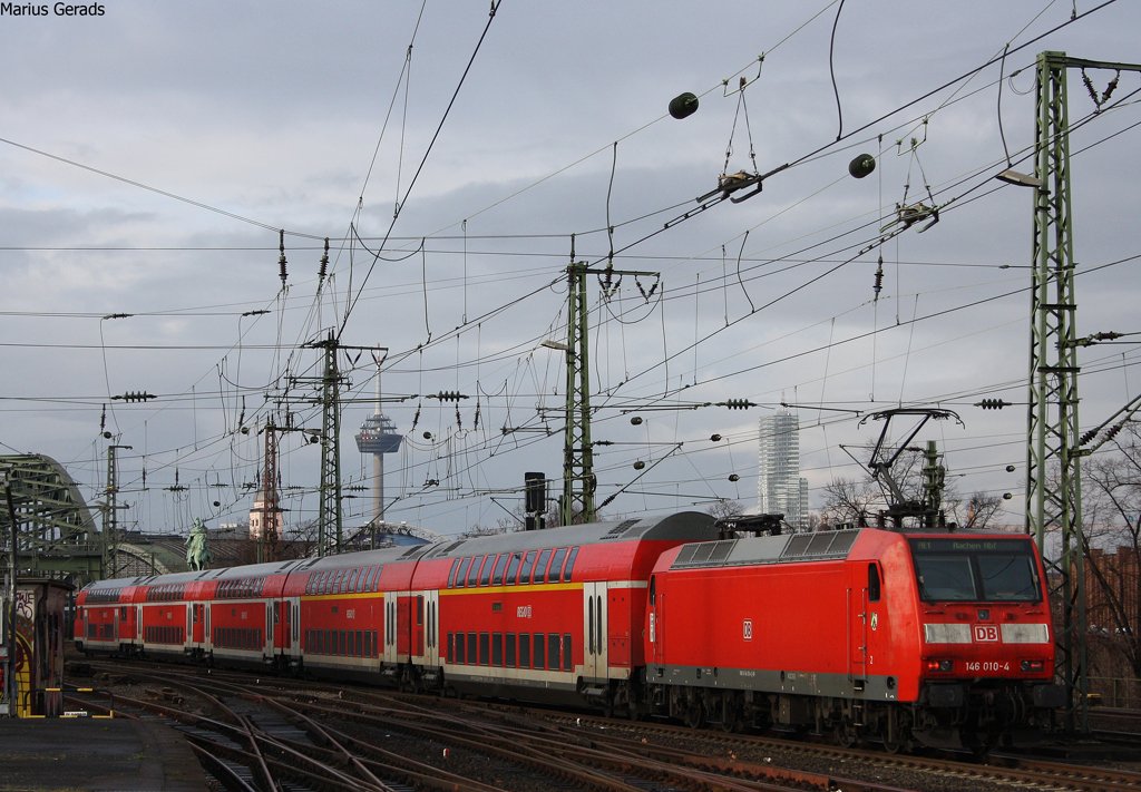 Die 146 010 mit der RE1 (10114) nach Aachen bei der Ausfahrt in K�ln Messe/Deutz 27.12.09
