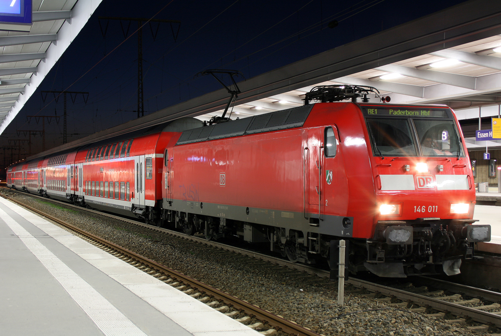 Die 146 011 zieht den RE1 von Aachen nach Paderborn aus Essen HBF am 07.03.2011