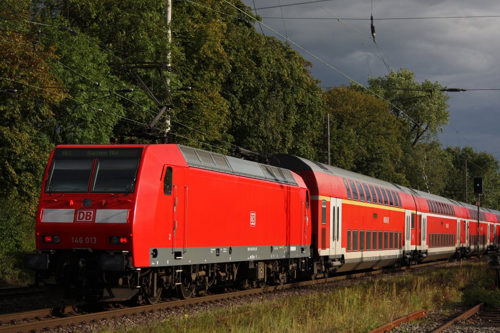 Die 146 013 schiebt am 5.9.11 den umgeleiteten RE1 durch Ratingen-Lintorf.
