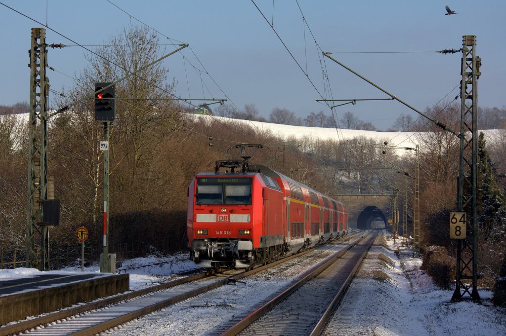 Die 146 018 mit ihrem RE1 am 08.12.2012 in Eilendorf.