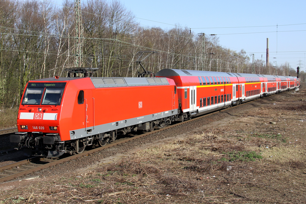 Die 146 020 mit dem RE5 von Koblenz nach Emmerich in Dinslaken am 26.03.2012