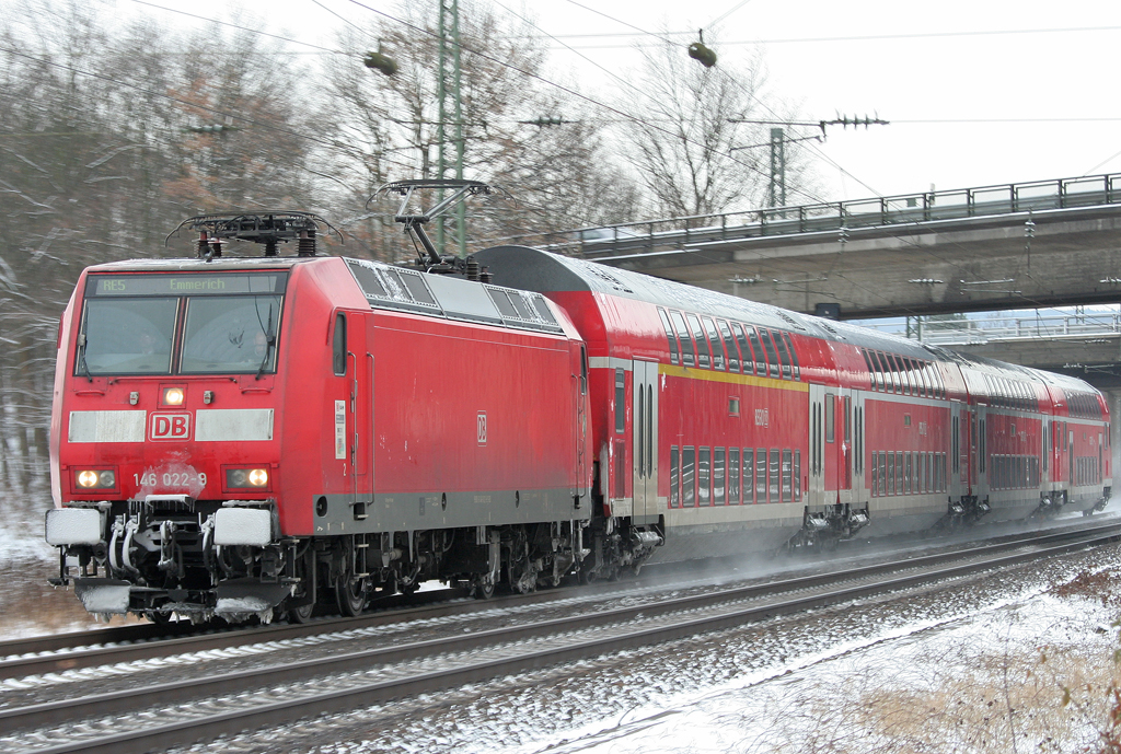 Die 146 022-9 zieht den RE5 von Koblenz durch M�lheim K�rlich nach Emmerich am 19.12.2010