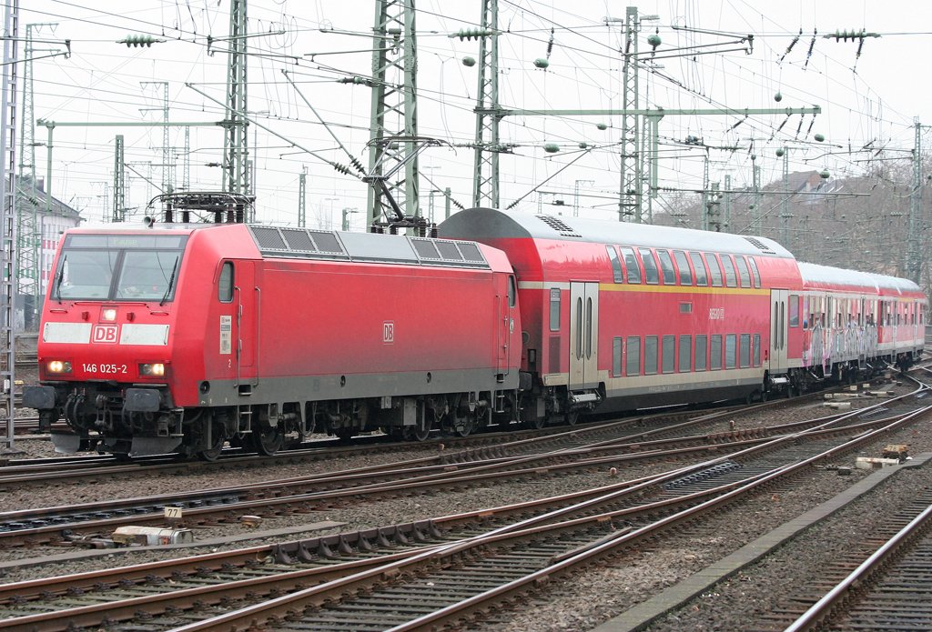 Die 146 025-2 zieht ihren Regio Schadzug durch Dsseldorf HBF am 06.02.2010