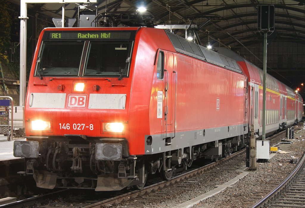 Die 146 027-8 steht abfahrbereit mit ihrem RE1 in Aachen HBF am 21.11.2009