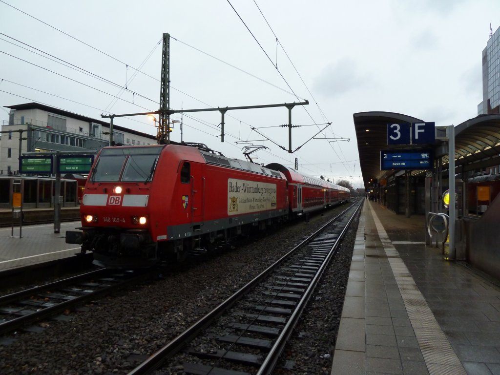 Die 146 109-4 ist die letzte Freiburger 146.1 mit der BW-Ticket-Werbung. Wenige Tage nach der Aufnahme (21.01.12) wird sie zur HU nach Dessau gebracht werden. Ob sie mit oder ohne Werbung wieder kommt, steht in den Sternen.