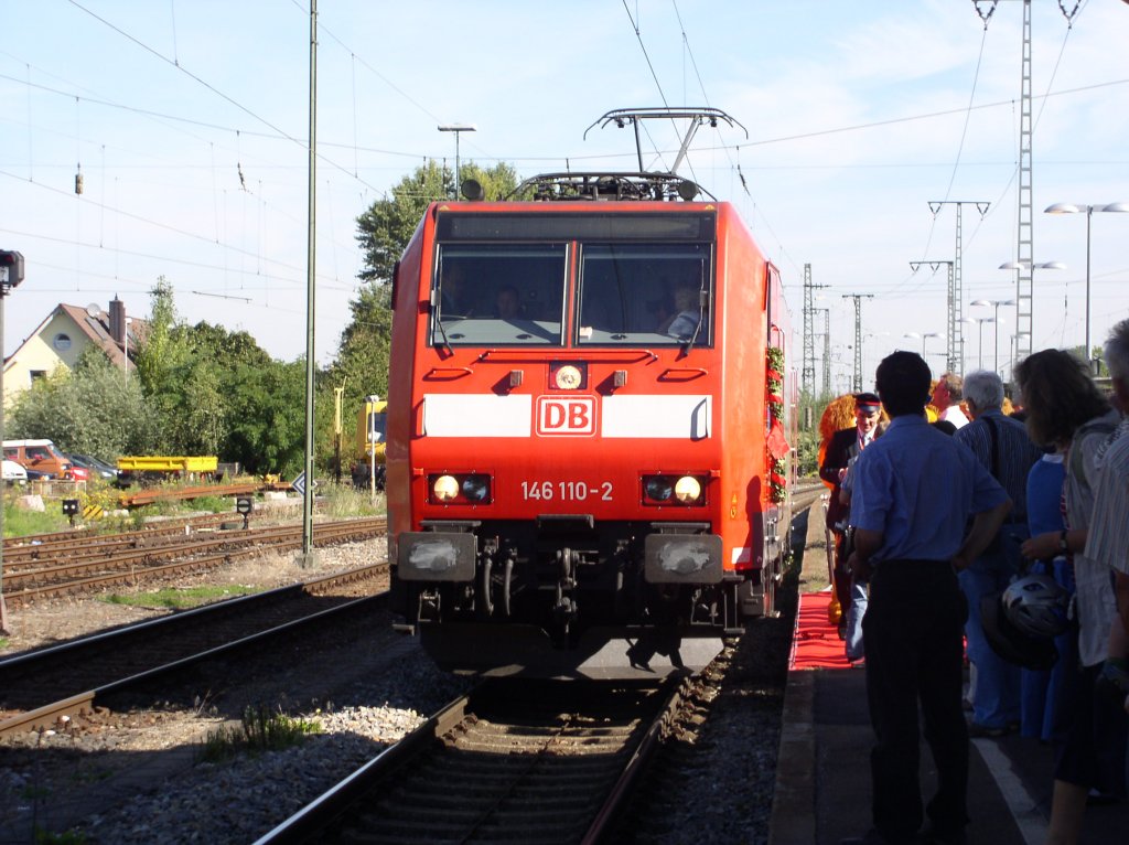 Die 146 110-2 kurz nach ihrer Taufe auf den Namen  Mllheim (Baden)  darf auch der Brgermeister mal fahren. (Mllheim (Baden)BF, 11.09.10)