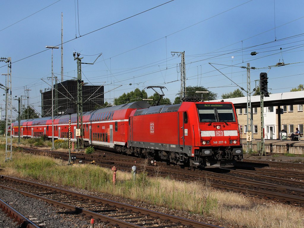 Die 146 207 am 01.08.2009 mit einem RE bei der Einfahrt in den Stuttgarter Hbf. 