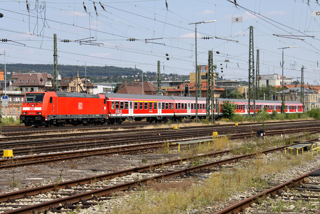 Die 146 211-8 zieht den RE von Ulm nach Mosbach Neckaretz aus Esslingen am 12.07.2013