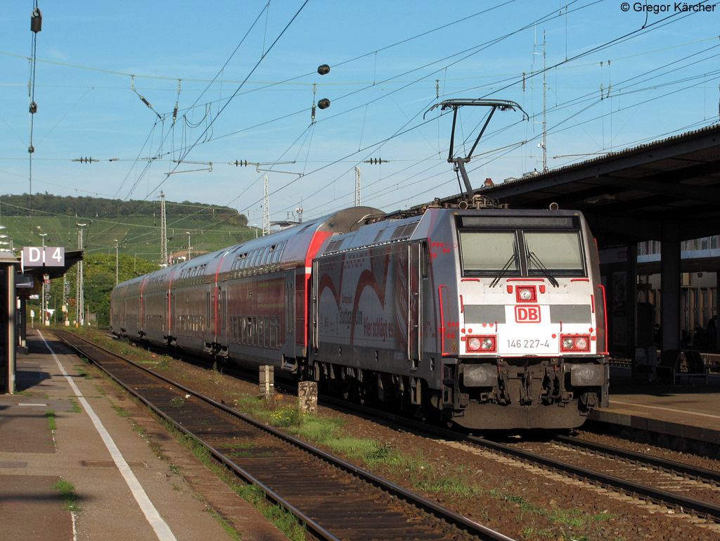 Die 146 227-4 hlt mit der RB 19176 (Stuttgart - Mosbach-Neckarelz) in Heilbronn Hbf. Aufgenommen am Abend des 03.10.2010.