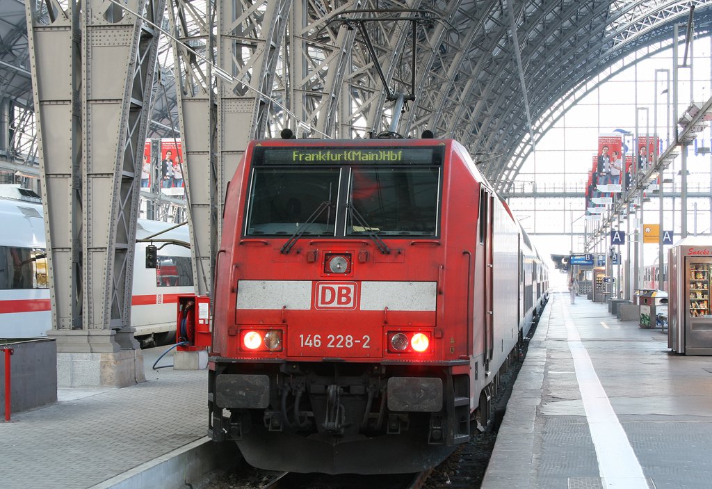 Die 146 228-2 mit dem geendeten RE aus W�rzburg HBF in Frankfurt HBF am 22.10.2009