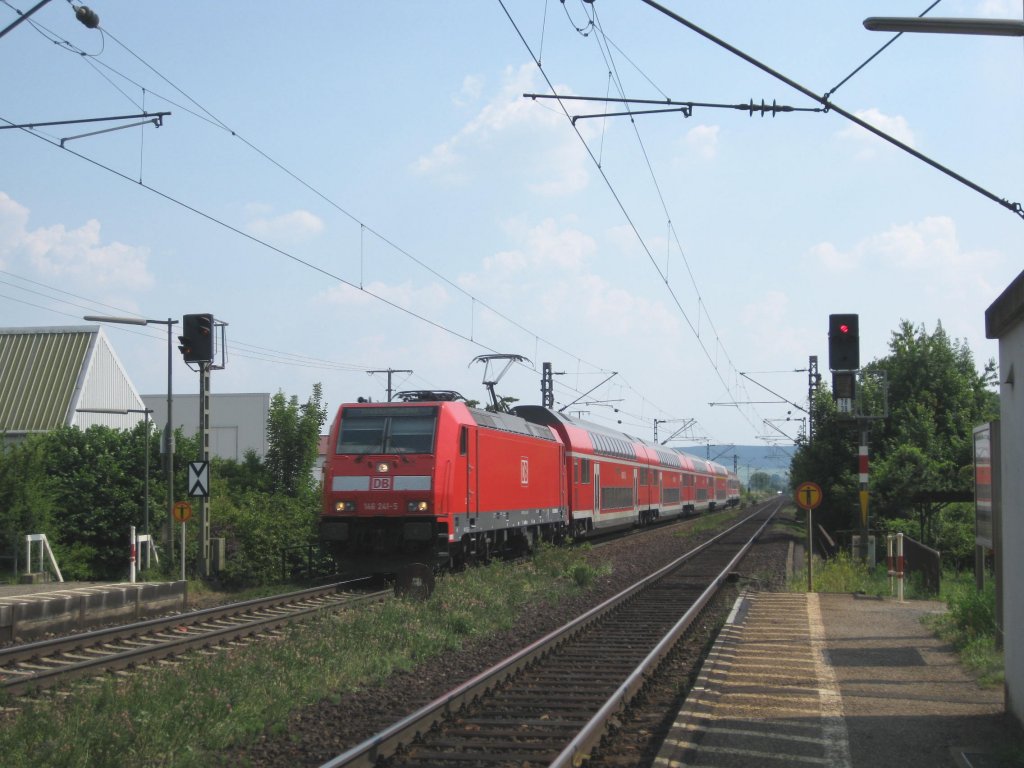 Die 146 241-5 zog am 25.6.10 den RE 4616 nach Frankfurt(Main) durch Himmelstadt Richtung Gemnden. Als Dostosteuerwagenersatz war ein Wittenberger Steuerwagen ttig. 