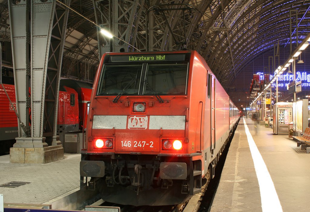 Die 146 247-2 schiebt ihre Pumawagen als RE nach Wrzburg HBF, aufgenommen am 22.10.2009 in Frankfurt HBF