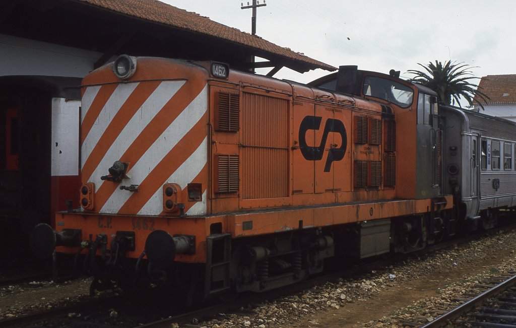 Die 1462 der CP stand im April 1993 in Lagos und wartete mit einem Nahverkehrszug auf die Abfahrt nach Faro. Bei meinem letzten Urlaub in Portugal im Jahr 2008 sah ich keinen lokbespannten Zug mehr auf dieser Strecke und es fuhren nur noch die silbernen Triebwagen der Baureihe 600. Scan vom Dia. 