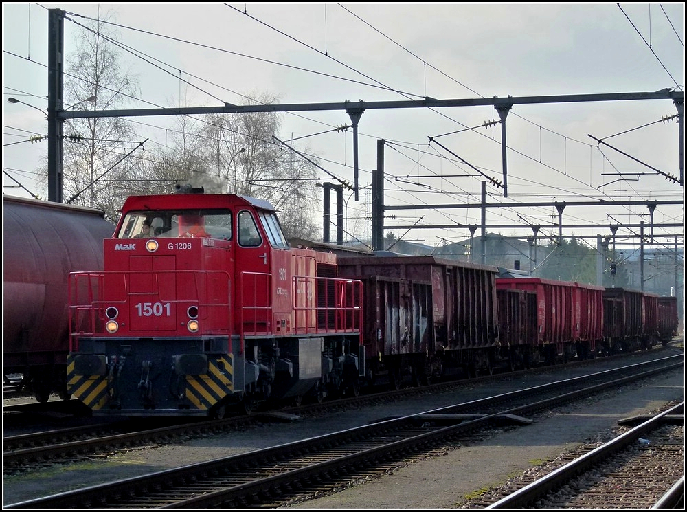 Die 1501 zieht am 08.02.2011 einen Gterzug durch den Bahnhof von Ptange. (Jeanny)