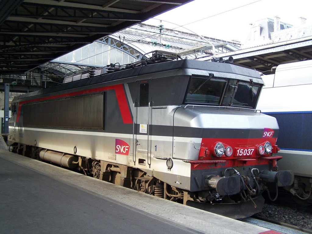 Die 15037 in der Corail Plus Lackierung im Bahnhof Paris Est am 01/10/10.