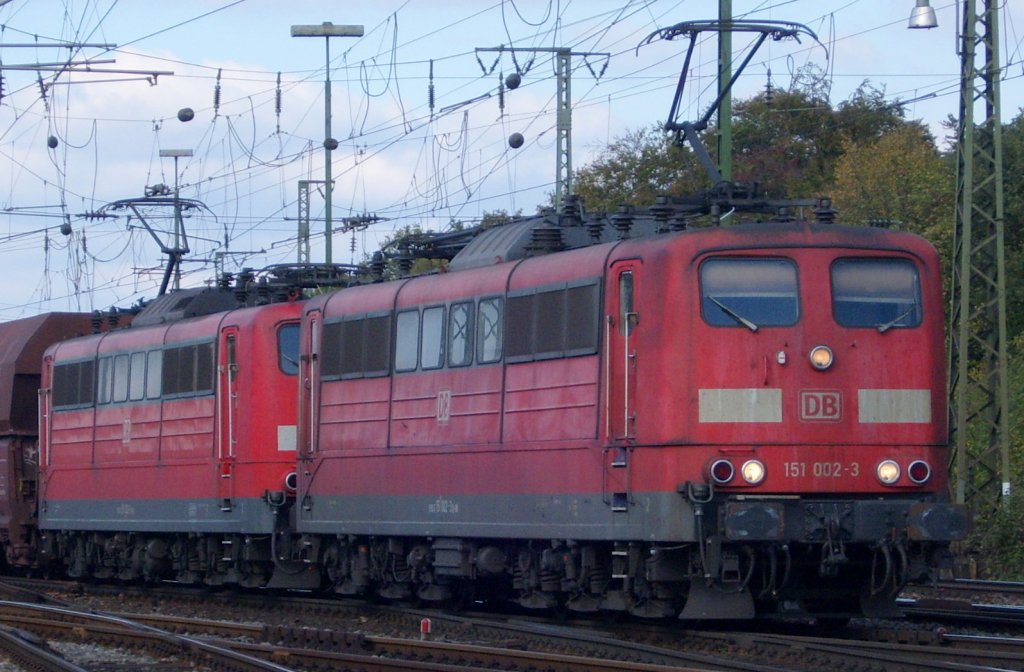 Die 151 002-3 mit einer Schwesterlok am 14.10.2009 in Gremberg.
