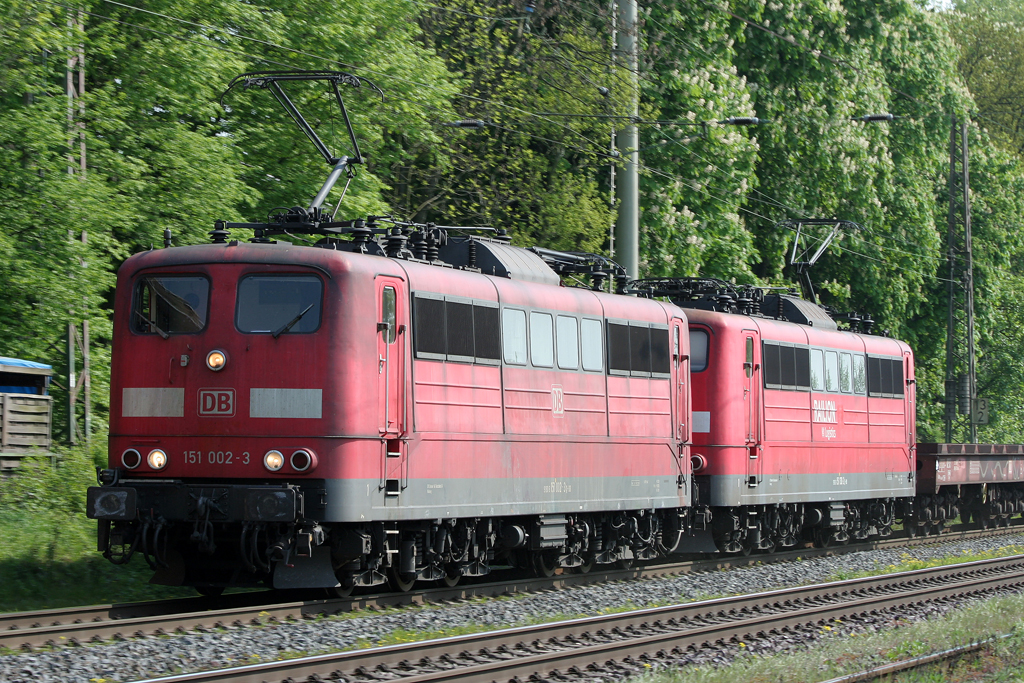 Die 151 002-3 zieht einen Gz in Doppeltraktion mit 151 130-2 durch Ratingen Lintorf am 20.04.2011