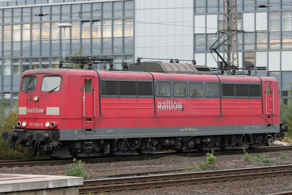 Die 151 004-9 durchfhrt Duisburg HBF auf dem Gz Gleis Lz am 27.10.2010