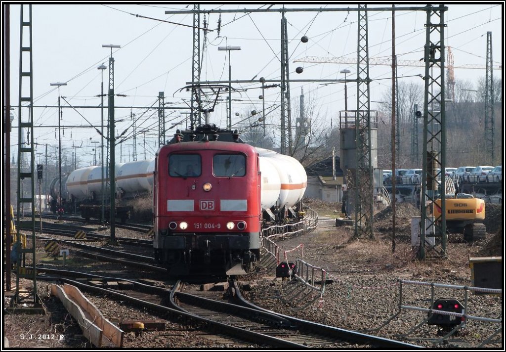 Die 151 004-9 mit schwerer Last am Haken bei der Ausfahrt aus Aachen West.Mrz 2012.
