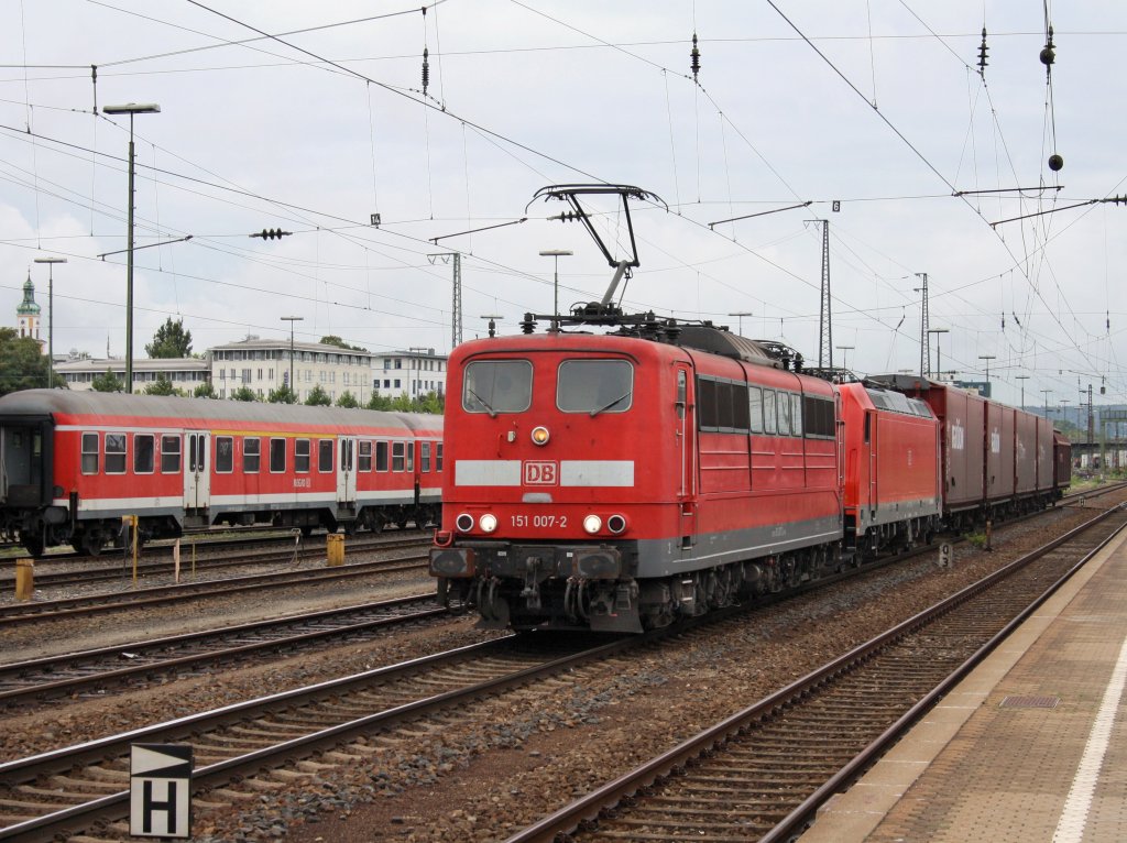 Die 151 007 mit der 185 380 und einem G�terzug am 04.09.2009 bei der Durchfahrt durch den Regensburger Hbf. 