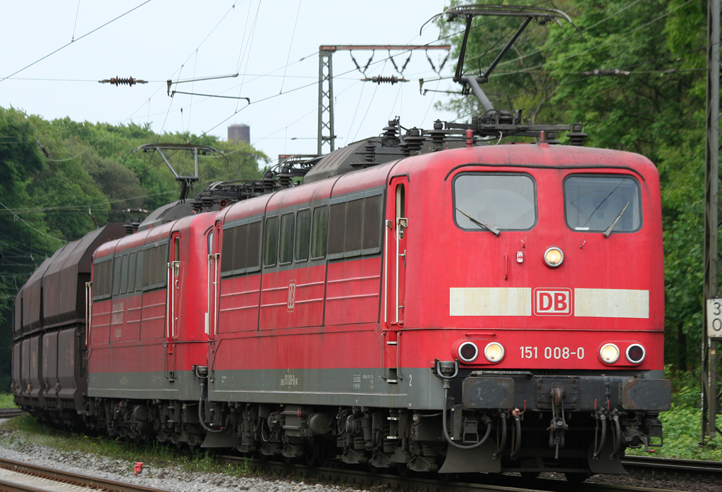 Die 151 008-0 & 151 002-3 ziehen in DT einen Gz durch Duisburg Neudorf am 25.05.2010