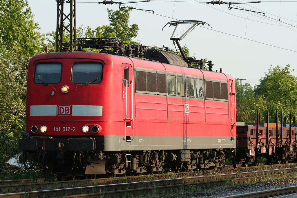 Die 151 012-3 zieht einen Gz durch Duisburg Neudorf am 20.05.2010