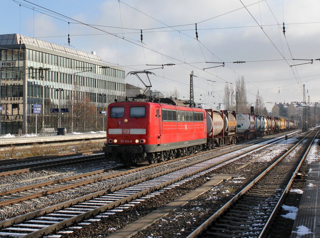 Die 151 014 mit einem KLV-Zug am 01.12.2012 bei der Durchfahrt am Heimeranplatz (Mnchen).