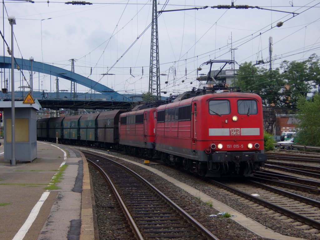 Die 151 015-5 und die 151 088-2 fuhran am 17.08.2010 mit 40 Searail Wagen durch Aachen Hbf.