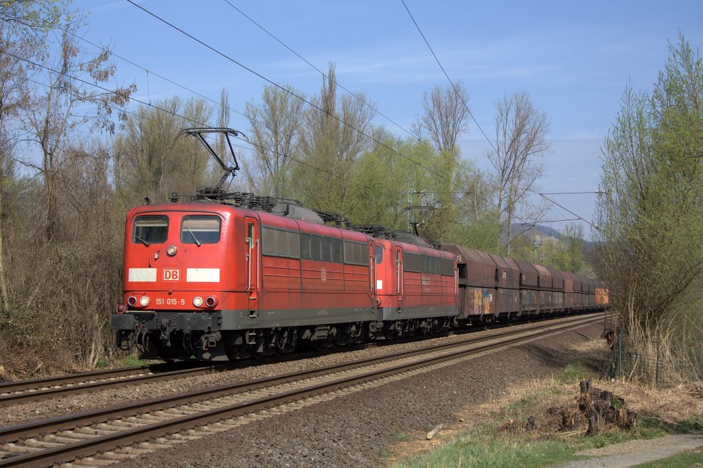 Die 151 015-5 am 03.04.2012 in Unkel.