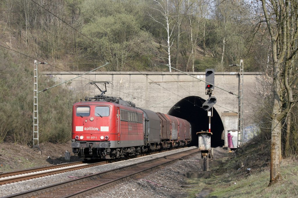 Die 151 017-1 fuhr am 29.03.2011 durch den Eilendorfer Tunnel.
